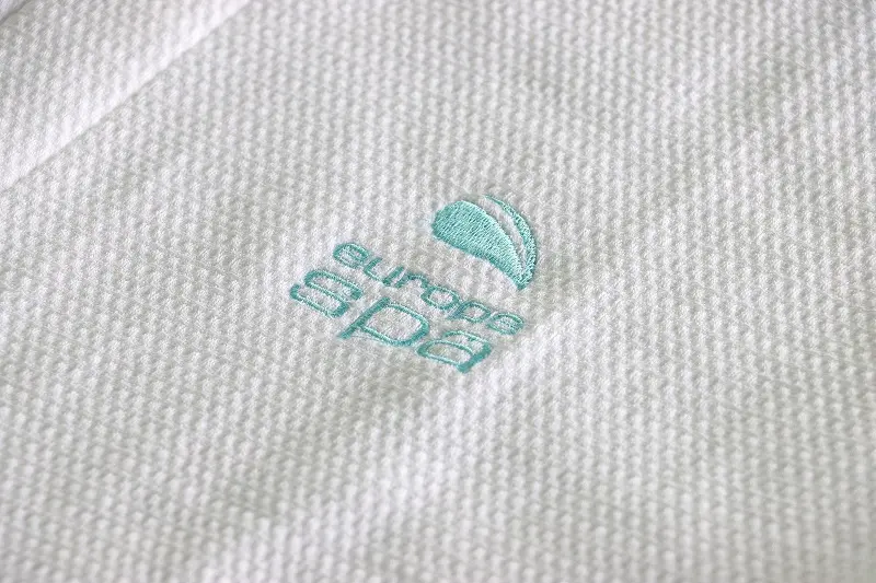 Peignoir coloris blanc, brodé logo Europe Spa, taille L